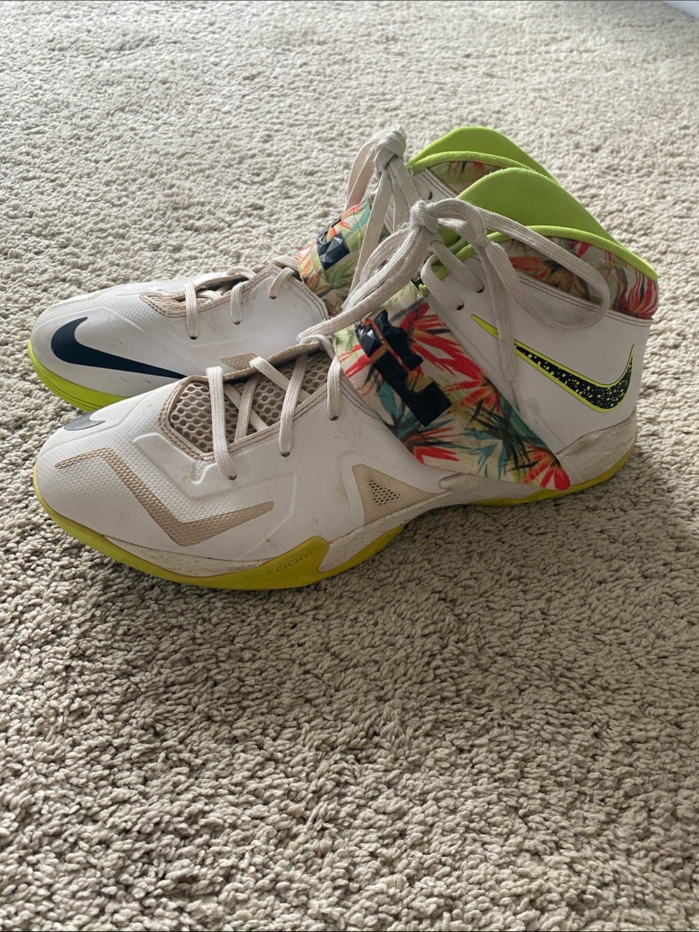 Limited edition Nike Tropical-Print High-Top basketball shoes